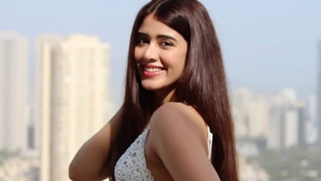 Digital star Aarti Bedi will soon make her south debut